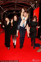 组图：女星红毯撩发露大腿 搔首弄姿热贴导演