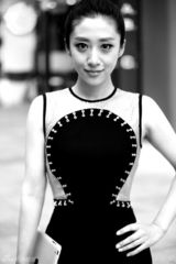 组图：刘思彤街拍黑超遮面气场足