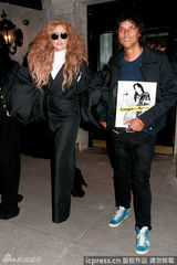 组图：Lady Gaga变母狮 另类泡泡袖西装抢镜