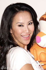 幻灯图：李玟代言服装秀性感电臀 怀抱小虎喜迎虎年 