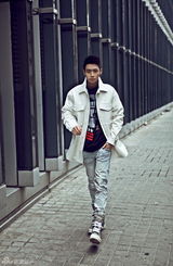 星街拍：魏晨寒冬街拍换装秀 迷幻色披风显帅气