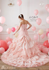 组图：筱田麻里子自创婚纱品牌唯美梦幻