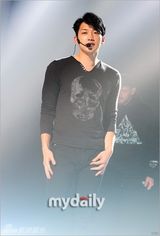 组图：Rain复出舞台彩排 耍帅卖萌魅力不减