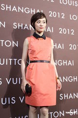 组图：范冰冰野猫造型出席活动 巩俐黑裙保守