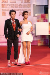 组图：艾怡良性感秀美腿 工作人员蹲地理裙摆