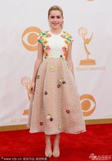 组图：《广告狂人》童星席普卡亮相艾美红毯