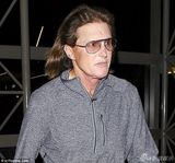 组图：卡黛珊穿裸色开叉裙前往中国 带爱女同行