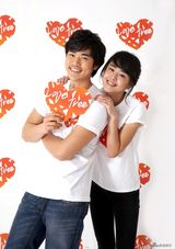 高清图：文根英金强宇携手为慈善 展现温暖笑容