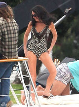 组图：林赛-罗韩豹纹比基尼现身片场