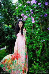 组图：韩雯雯户外写真清新淡雅 花海演绎纯美仙子