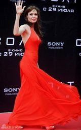 幻灯图集：安吉丽娜-朱莉现身俄罗斯 红裙艳丽