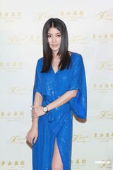 组图：陈慧琳出席活动晒美腿 徐子珊晒美背