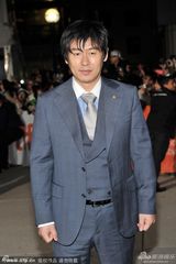 组图：《监视者们》首映 韩孝珠白裙红唇惹火