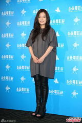 组图：赵薇宽松装扮携赵又廷亮相台湾