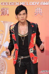 组图：周杰伦红黑西服亮相红毯 大走复古风