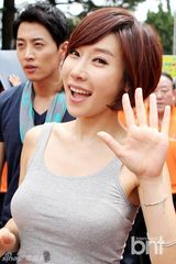 组图：韩星李贤京等出席保宁泥浆节开幕式