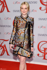 组图：达科特-范宁长袖礼服亮相复古