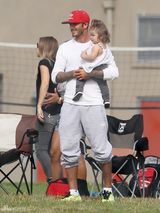 组图：贝克汉姆携女儿哈波现绿茵场 父女亲昵齐卖萌