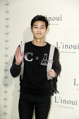 独家高清：张根硕撑品牌活动 少女时代允儿清纯