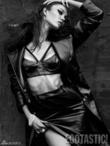 高清图：90后超模克劳斯皮衣半裸丰臀诱人