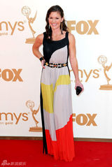 组图：63届艾美奖红毯 邦妮-本特利彩色长裙出挑