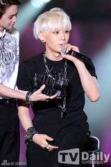 组图：韩团BEAST时隔1年回归开唱 献新曲首舞台