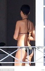 组图：蕾哈娜比基尼身材瘦削 戴墨镜瞄狗仔表情严肃