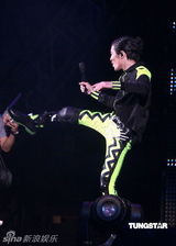 组图：萧敬腾唱《black or white》 向杰克逊致敬