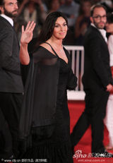 组图：《炎夏》发布会 贝鲁奇裹身黑裙秀玲珑曲线