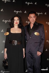 组图：钟楚红出席秋冬时装展 低胸红唇性感出镜