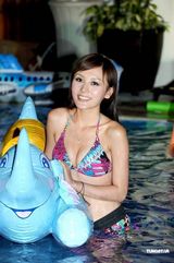 幻灯图：靓模湿身派对 周秀娜庄思敏等秀比基尼