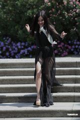 组图：张柏芝米兰小岛当模特 街头化妆拍硬照