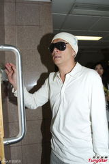 组图：张卫健再入院探母面色憔悴 5时结束疗程