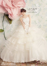 组图：筱田麻里子自创婚纱品牌唯美梦幻