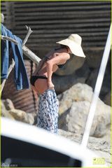 组图：米兰达可儿一家海边度假 布鲁姆身材健硕