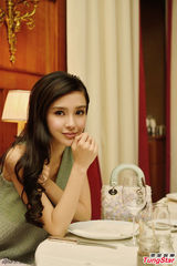 组图：Angelababy现身巴黎时装周 坐头排看秀