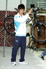 幻灯组图：汪东城代言运动服装 想开画展秀绘画天份