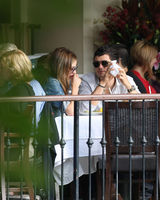 高清组图：布鲁姆船屋享受浪漫午餐 深情望向女友 