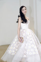 组图：吴佩慈受邀巴黎高定秀 蕾丝裙飘逸似仙子