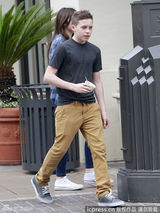 组图：小贝长子情窦初开 与疑似女友牵手