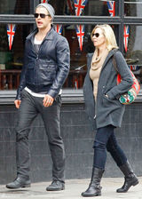 高清图：克里斯-海姆斯沃斯现身伦敦 吐舌表情多