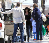 组图：维多利亚身怀六甲蹬高跟散步 与儿子享受阳光