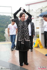 组图：刘家良遗孀为夫上位 谈追讨分红激动落泪