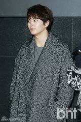 组图：金亚中会影迷 朱元嘟嘴卖萌抱粉丝