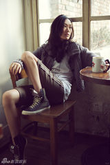 组图：童瑶街拍写真曝光 享受咖啡馆的慵懒午后