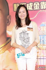 组图：邓萃雯不担心新剧收视 黄德斌横抱伍咏薇