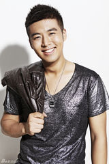 组图：王今铎时尚写真 阳光笑容传递温暖