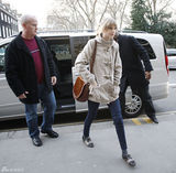 高清组图：泰勒-斯威夫特伦敦街拍马尾辫清新