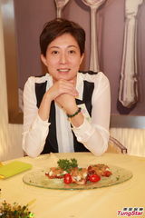 组图：吴绮莉录TVB节目 回应女儿像房祖名