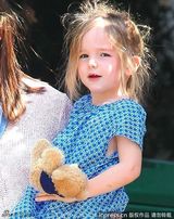 组图：詹妮弗-加纳携女出游 宝贝们红蓝搭配很可爱